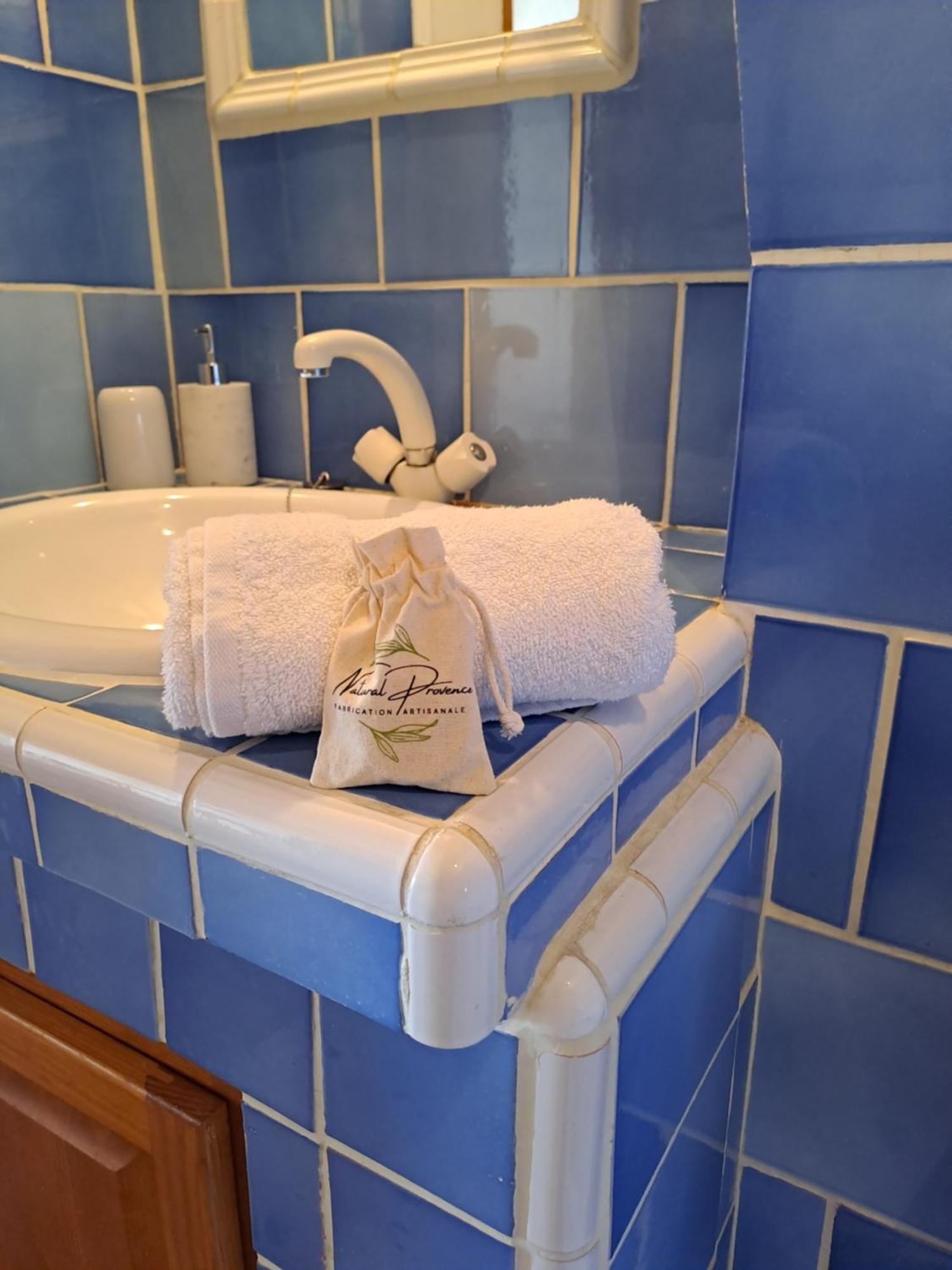 Les Roses Tremieres Bed & Breakfast Bargeme ภายนอก รูปภาพ