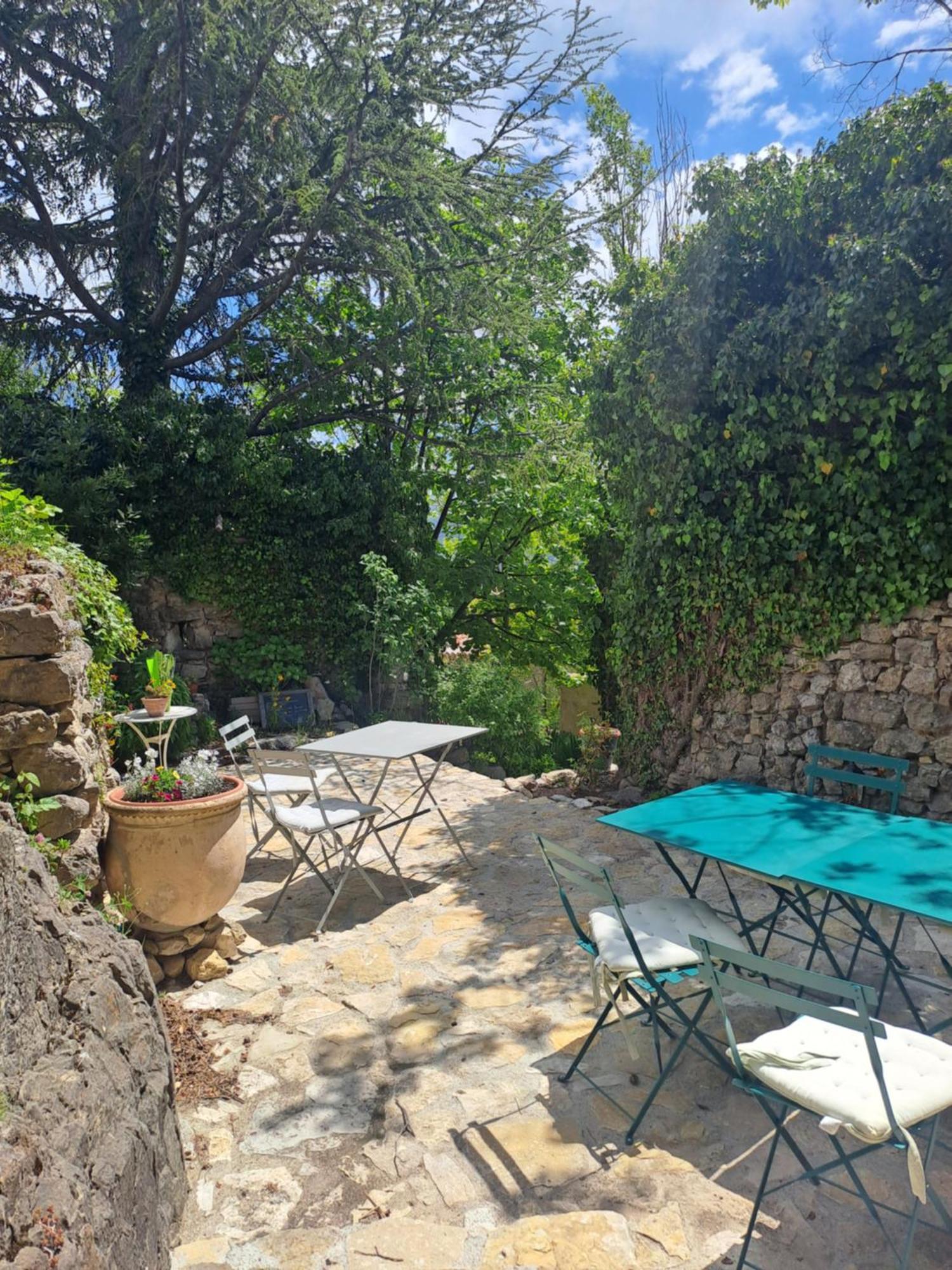 Les Roses Tremieres Bed & Breakfast Bargeme ภายนอก รูปภาพ