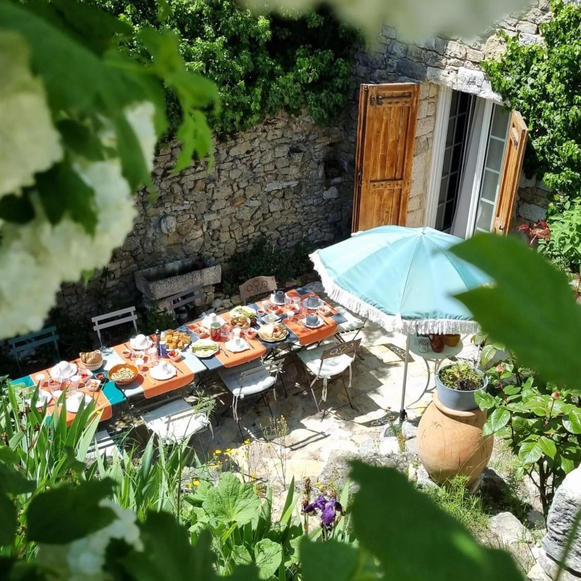 Les Roses Tremieres Bed & Breakfast Bargeme ภายนอก รูปภาพ