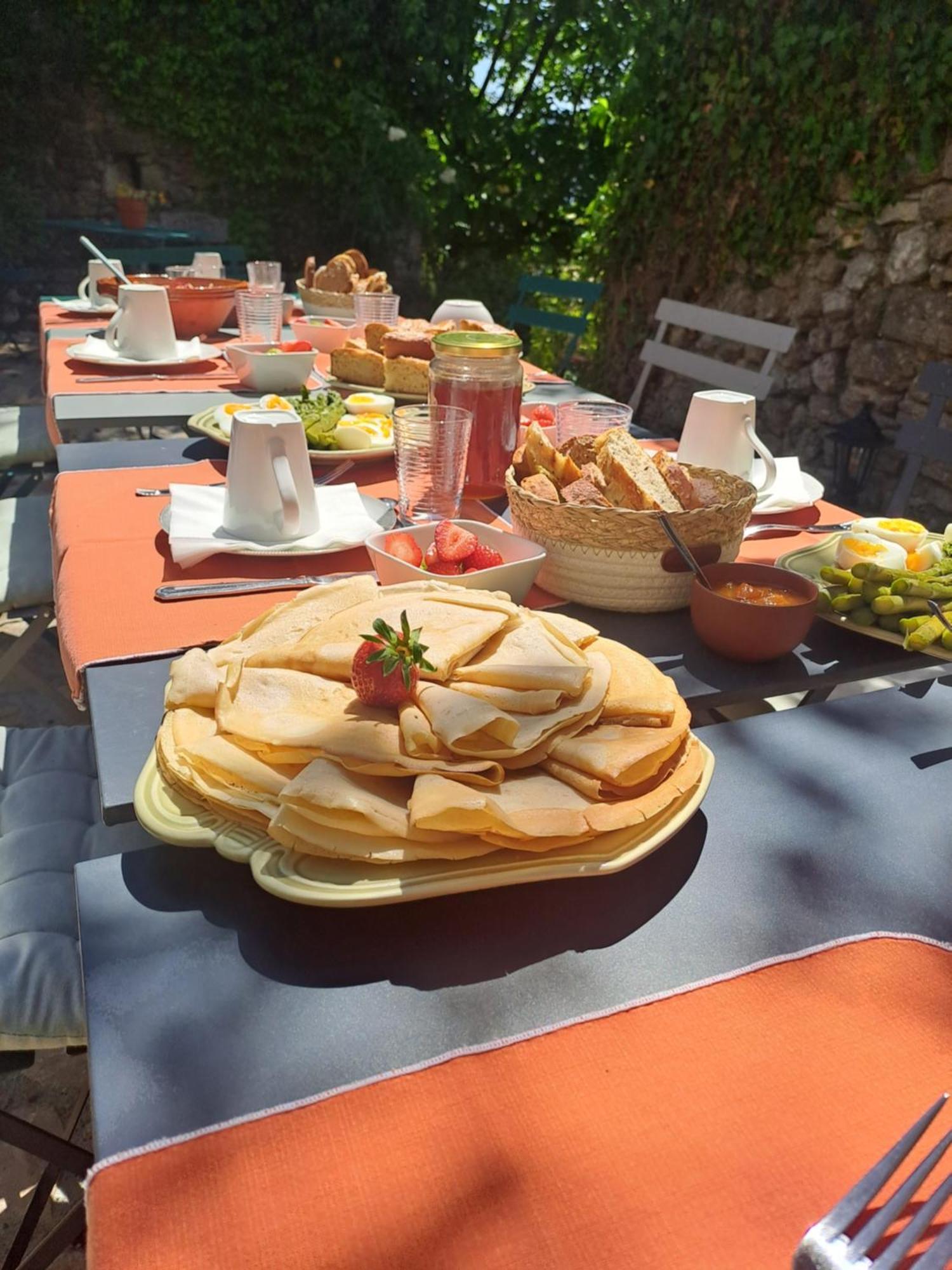Les Roses Tremieres Bed & Breakfast Bargeme ภายนอก รูปภาพ