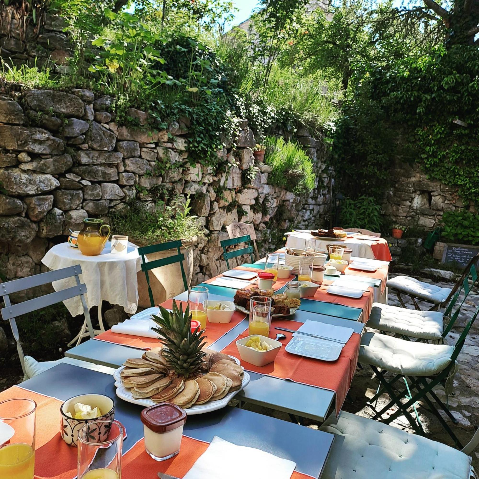 Les Roses Tremieres Bed & Breakfast Bargeme ภายนอก รูปภาพ